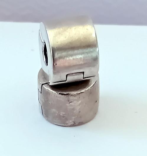 Twee *Retired* Zilveren Gladde Clips, Sieraden, Tassen en Uiterlijk, Bedels, Gebruikt, Pandora, Zilver, 2 of 3 bedels, Ophalen of Verzenden