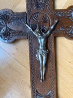 Oud met hand uitgesneden houten kruisbeeld, Antiek en Kunst, Ophalen of Verzenden