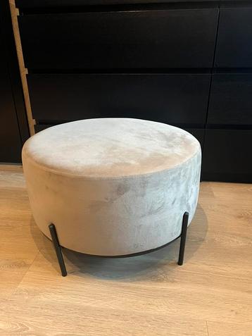 Nieuw design poefje beschikbaar voor biedingen