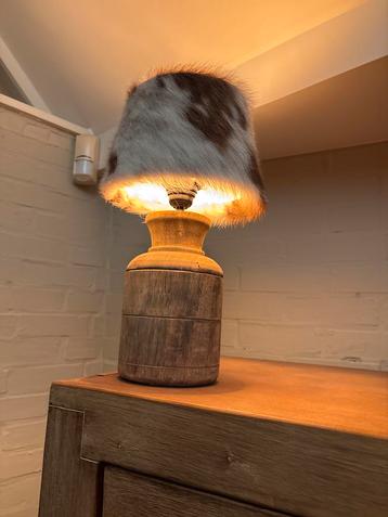 Tricolor Koeienhuid Lamp met Houten Voet beschikbaar voor biedingen