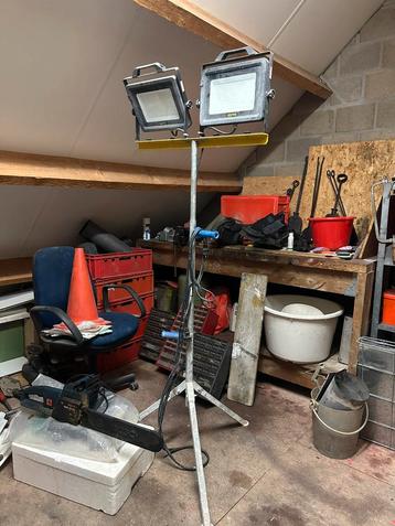 Vetec dubbele LED bouwlamp op statief beschikbaar voor biedingen