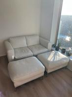 Witte leren sofa - 2/3 zits - 2x bijbehorende poef, Huis en Inrichting, Banken | Bankstellen, Ophalen, Zo goed als nieuw, Rechte bank