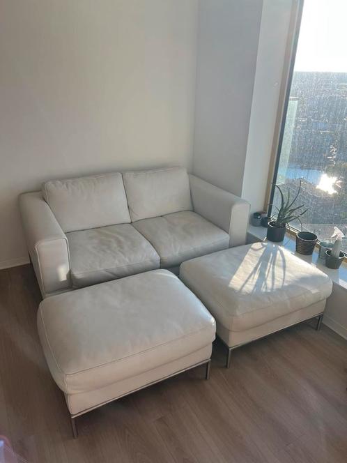Witte leren sofa - 2/3 zits - 2x bijbehorende poef, Huis en Inrichting, Banken | Bankstellen, Zo goed als nieuw, Rechte bank, Leer