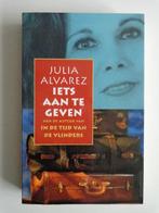 2058-7-2 : Iets aan te geven - Julia Alvarez.2B, Boeken, Ophalen of Verzenden, Zo goed als nieuw