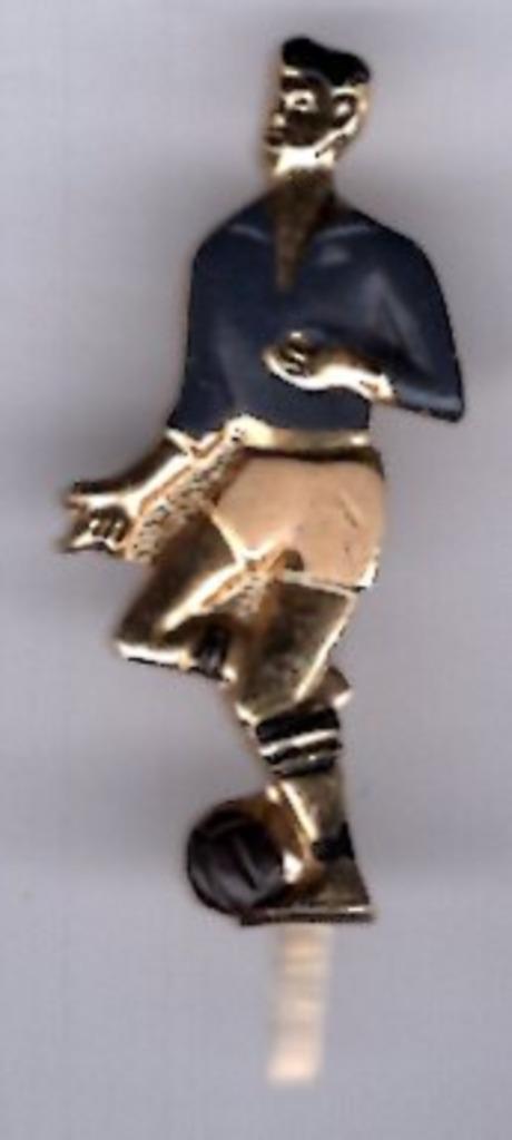 Voetballer koperkleurig speldje ( Y_036 ), Verzamelen, Speldjes, Pins en Buttons, Zo goed als nieuw, Speldje of Pin, Sport, Verzenden