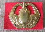 Metalen baret embleem wapen der infanterie (nulli cedo), Verzamelen, Militaria | Algemeen, Ophalen of Verzenden, Landmacht, Nederland