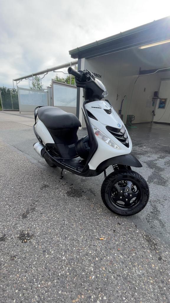 Piaggio zip 2t 2015 brom, Fietsen en Brommers, Scooters | Piaggio, Zo goed als nieuw, Zip, Maximaal 45 km/u, Tweetakt, Ophalen