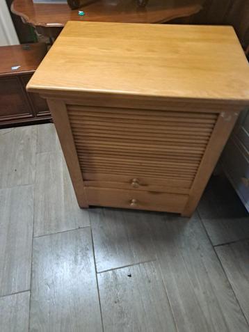 leuke eiken kast. met rolluik 1 beschikbaar voor biedingen