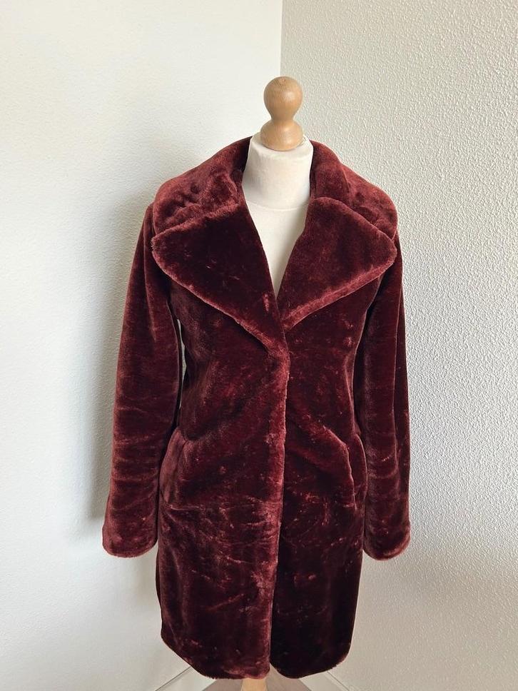 King Louie maat 38 wijnrode faux-fur fluffy jas 2430, Kleding | Dames, Jassen | Winter, Zo goed als nieuw, Maat 38/40 (M), Rood