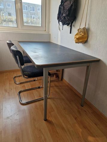 Industriële zwarte tafel met vintage karakter  beschikbaar voor biedingen