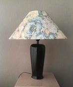 Een keramische tafellamp met stoffen kap. Hoogte 55 cm, Ophalen