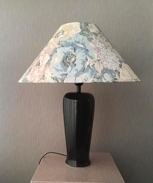 Een keramische tafellamp met stoffen kap. Hoogte 55 cm, Huis en Inrichting, Lampen | Tafellampen, Ophalen