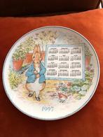 Beatrix Potter Kalender Bord Peter Rabbit, 20.5 cm, Ophalen of Verzenden, Zo goed als nieuw, Porselein, Bord of Schaal