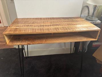 Bureau mangohout beschikbaar voor biedingen