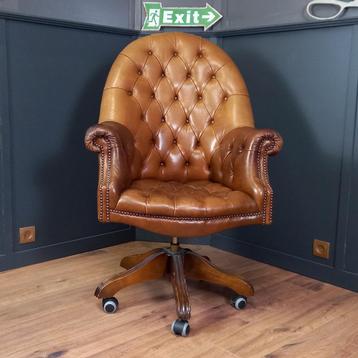 Vintage Chesterfield bureaustoel beschikbaar voor biedingen