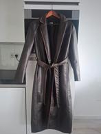 Bruine Zara imitatieleren, lange jas,  maat M.
Nieuwstaat, Maat 38/40 (M), Bruin, Zara, Ophalen of Verzenden
