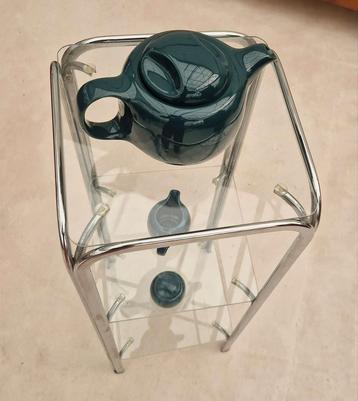 Vintage chromen vitrine kastje met drie glazen plaatjes. beschikbaar voor biedingen