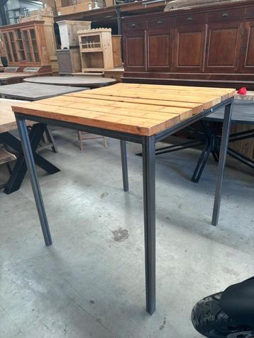 Industriële bartafel – 100x100 cm – hoogte 108 cm beschikbaar voor biedingen