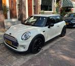 Mini 1.5 Cooper 2015 Wit, Voorwielaandrijving, 136 pk, Zwart, 4 stoelen