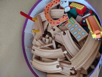 Houten spoorbaan met treintjes beschikbaar voor biedingen