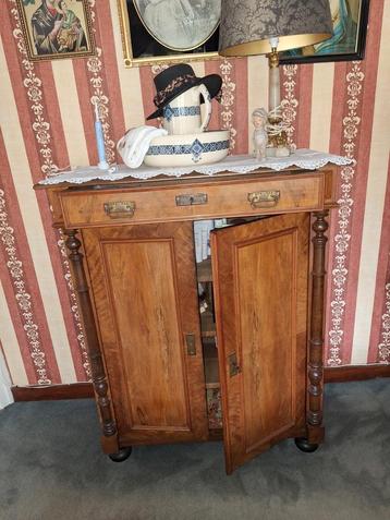 ANTIEKE DIENSTBODE KAST 125 HG 104 BR 47 CM DIEP beschikbaar voor biedingen