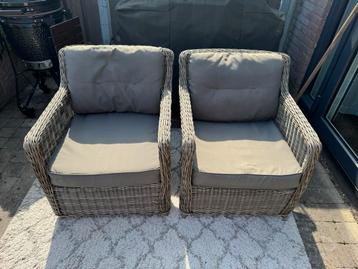 2 comfortabele tuinstoelen met kussens beschikbaar voor biedingen