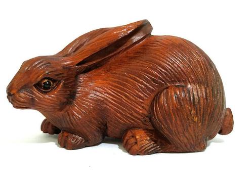 Boxwood Netsuke van een haas met onyx oogjes Japan, Verzamelen, Dierenverzamelingen, Nieuw, Beeldje of Figuurtje, Overige soorten