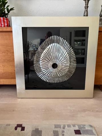 Oosters houtsnijwerk achter glas (90 x 90 cm) beschikbaar voor biedingen