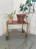 Industrieel origineel vintage rek op wielen / trolley geel, Huis en Inrichting, Tafels | Bijzettafels, Minder dan 55 cm, Gebruikt