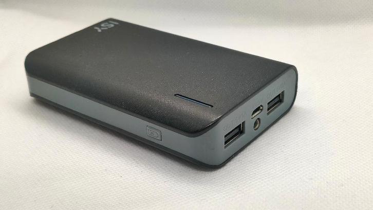 ISY Powerbank 6.600 mAh / 24,42Wh - Zwart, Telecommunicatie, Powerbanks, Gebruikt, Verzenden