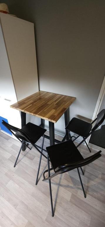 tafel met stoelen