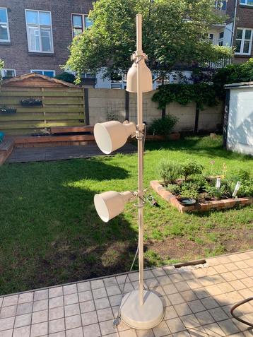 Hektar Staande Lamp beschikbaar voor biedingen