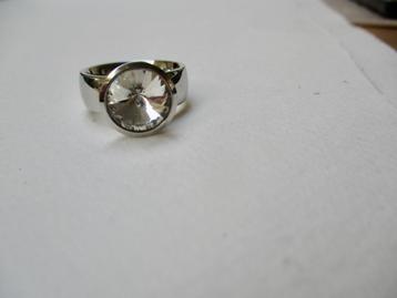 Stainless steel band ring 17.3 mm grote steen is afdraaibaar beschikbaar voor biedingen