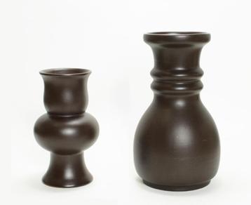 2 Flora Gouda donkerbruine vazen beschikbaar voor biedingen