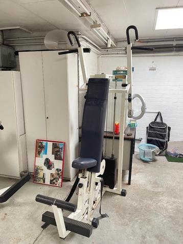 Technogym Isotonic Vertical Traction en Delts beschikbaar voor biedingen