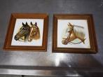 Wandtegel met afbeelding van paardenhoofden in eikenhouten l, Ophalen of Verzenden