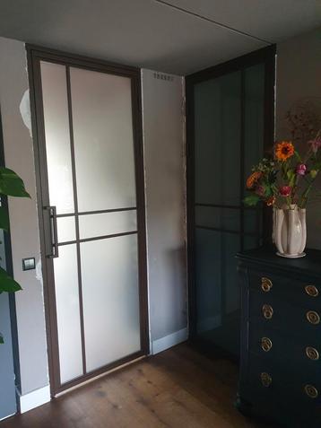 2 Brons kleurige stalen deuren met kozijn beschikbaar voor biedingen