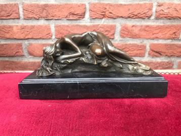 bronzen beeld van een rustende schoonheid beschikbaar voor biedingen