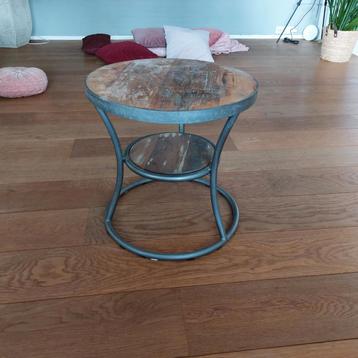 Leuk Bijzettafeltje met Houten Blad beschikbaar voor biedingen