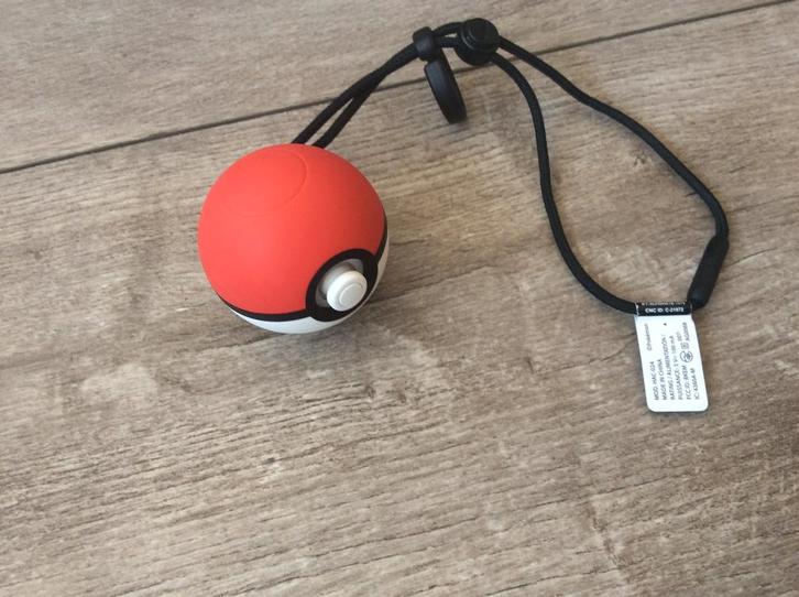 Nintendo Switch Pokeball Plus controller Pokemon Pokebal, Spelcomputers en Games, Games | Nintendo Switch, Zo goed als nieuw, Avontuur en Actie