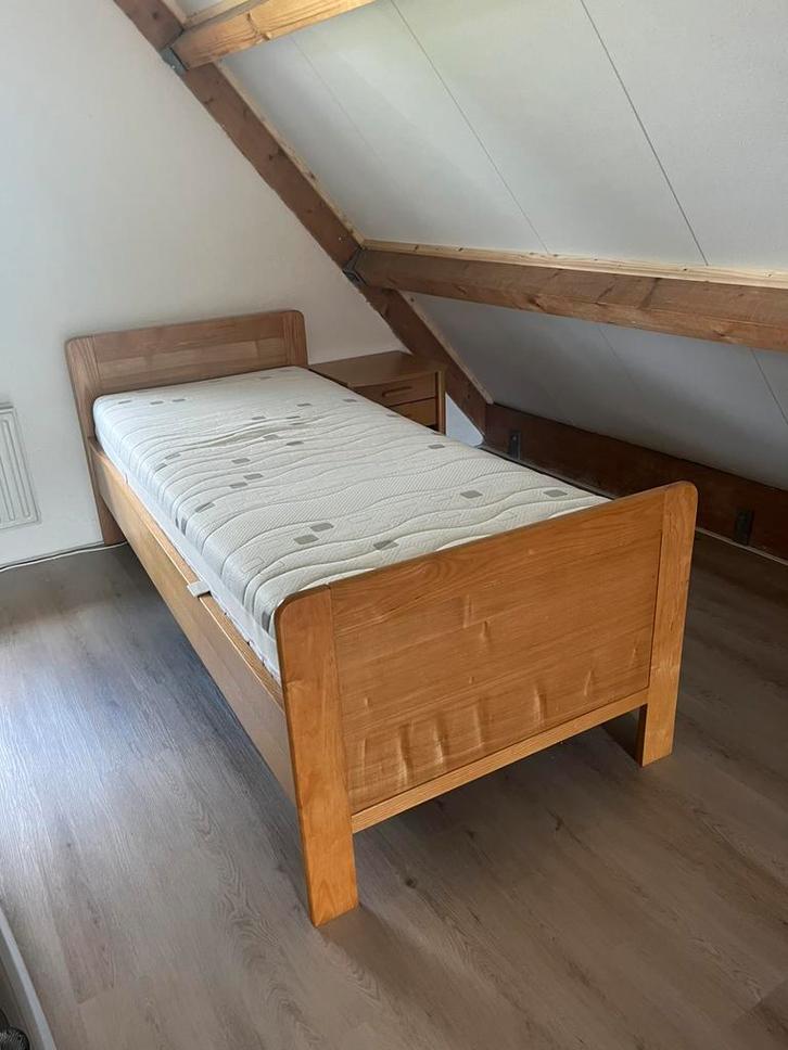 Elctrisch verstelbaar senioren bed met nachtkastje, Huis en Inrichting, Slaapkamer | Bedden, Zo goed als nieuw, Eenpersoons, 90 cm