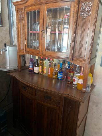 Vitrine kast beschikbaar voor biedingen