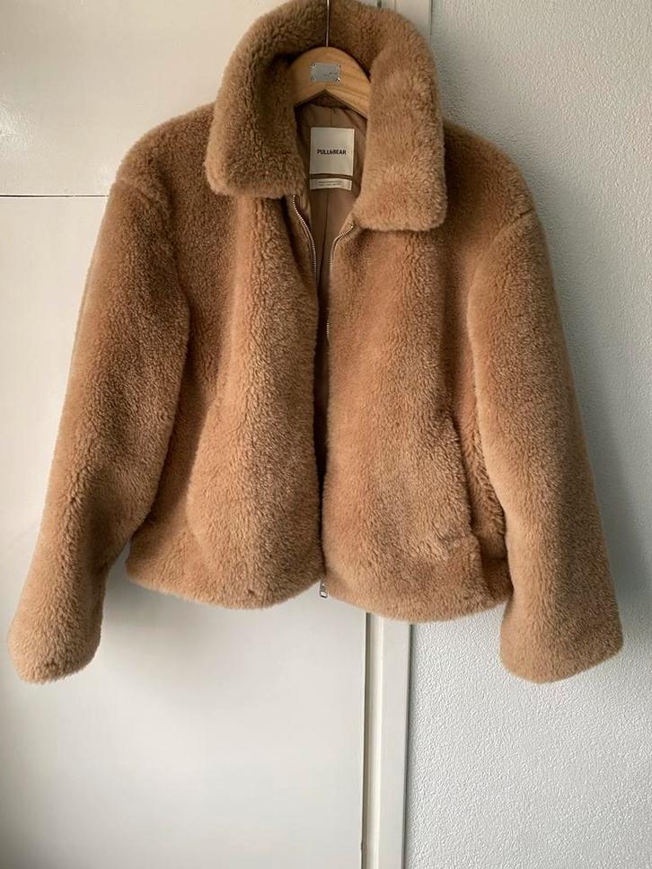 Teddy jas mt. L van Pull&Bear, Kleding | Dames, Jassen | Winter, Zo goed als nieuw, Maat 42/44 (L), Beige, Ophalen of Verzenden