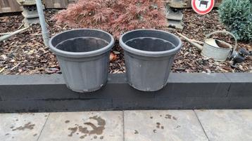 2x Kunststof Bloempotten - Gebruikt beschikbaar voor biedingen
