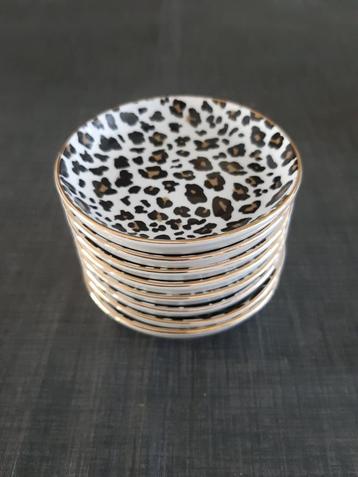 Kleine schaaltjes met tijgerprint beschikbaar voor biedingen
