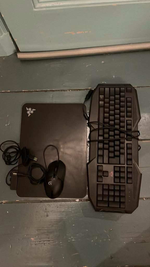 Toetsenbord muis en muismat goede merken., Spelcomputers en Games, Games | Overige, Gebruikt, 1 speler, Vanaf 3 jaar, Ophalen of Verzenden