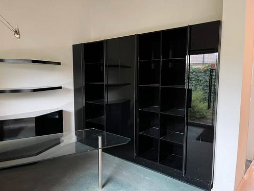 2 Zwarte kasten met deuren en glazen vakken + toonbank, Huis en Inrichting, Kasten | Wandmeubels, Gebruikt, 150 tot 200 cm, 25 tot 50 cm