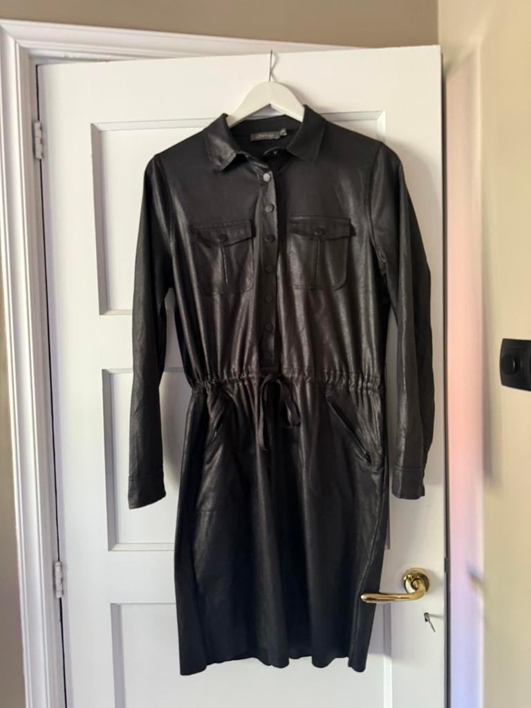 Geisha zwarte leather look / leren loon jurk in maat L, Kleding | Dames, Jurken, Zo goed als nieuw, Maat 42/44 (L), Zwart, Knielengte
