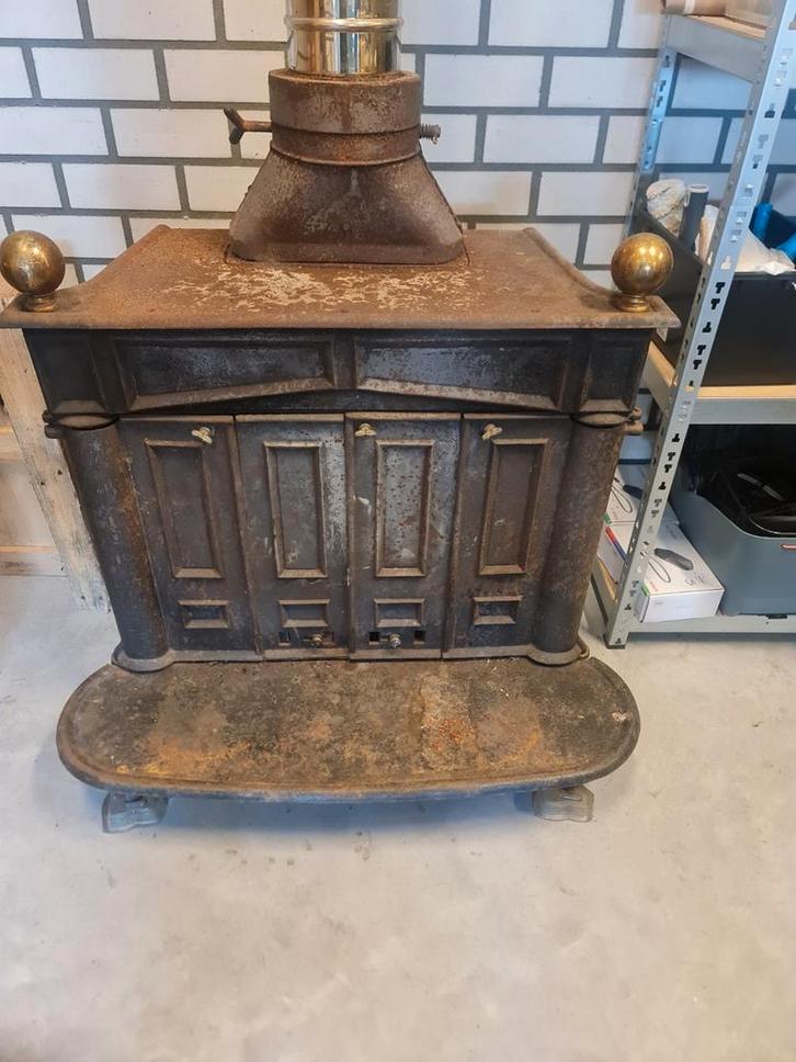 Oude Gietijzeren Houtkachel + kachelpijp, Huis en Inrichting, Kachels, Gebruikt, Vrijstaand, Houtkachel, Hout, Ophalen