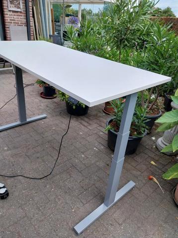 Bureaus van de gekende merken ook zit-sta en duo  beschikbaar voor biedingen
